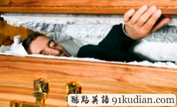 世界上最欢乐的葬礼:埃及男子起死回生