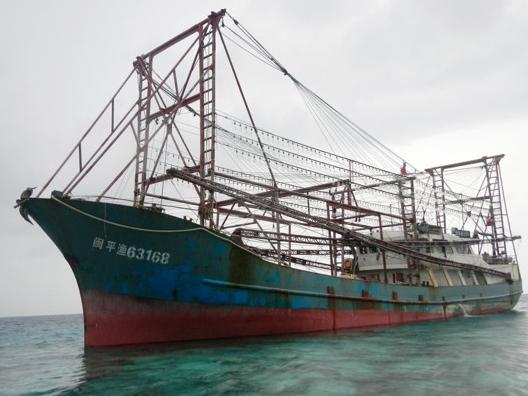 Philippines charges Chinese fishermen over reef crash