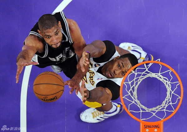 Kobe-less Lakers edge Spurs, hold on to eighth