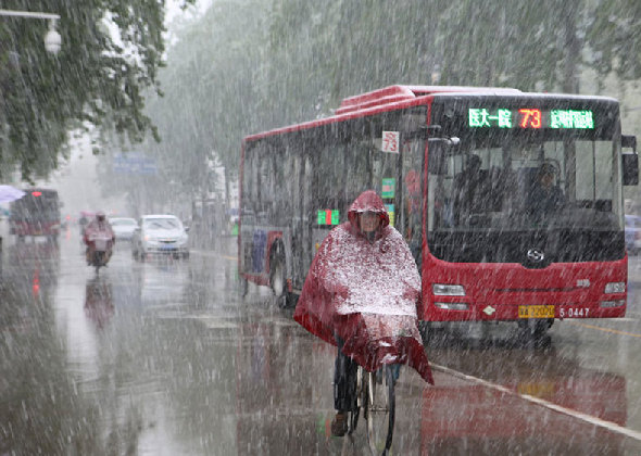 Rare snow hits north China