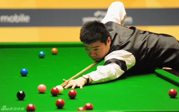 Ding holds off McManus rally to reach last 16