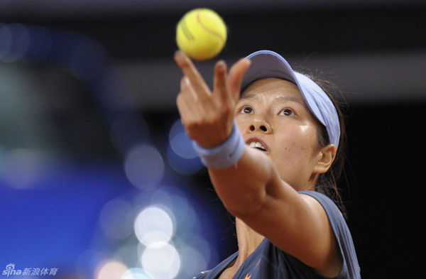 Li Na tops Kvitova to make Stuttgart semis